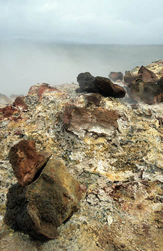 schweflige Gesteinsbrocken in den heissen Quellen bei Gunnahver auf Reykjanes 